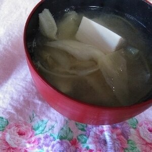 具だくさん♪　春キャベツと新玉ねぎと豆腐の味噌汁